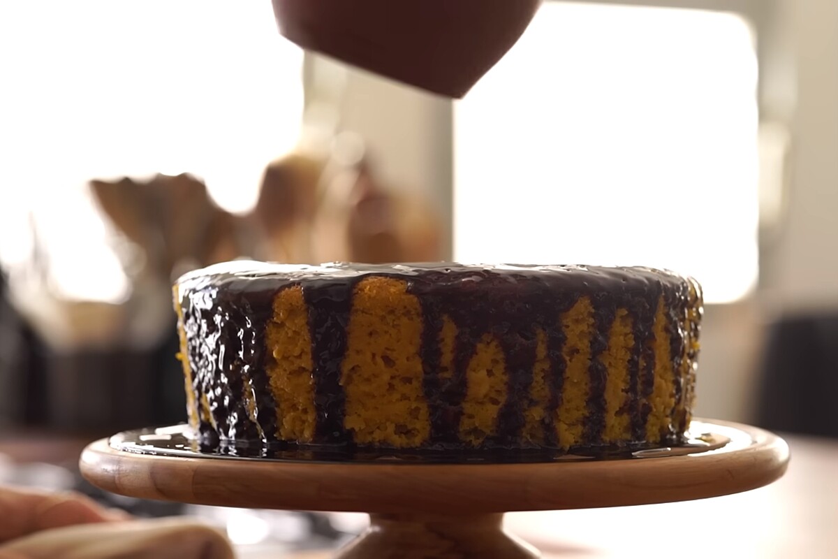 Bolo fofinho de cenoura com calda de chocolate que fará sucesso no lanche  da tarde