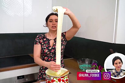 Alina começando o processo do queijo