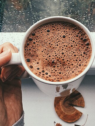 Chocolate quente ao estilo Gramado, receita inspirada nas famosas chocolaterias