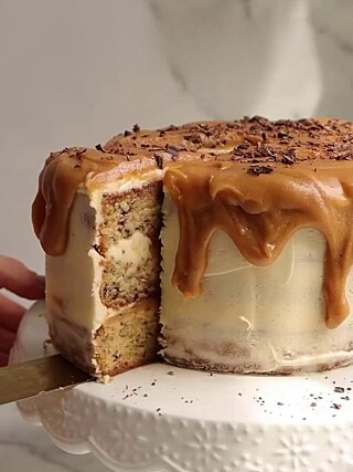 Bolo de banoffee com cobertura de caramelo