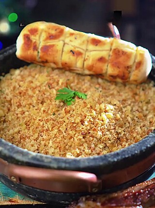 Farofa de pão de alho super prática para os seus churrascos