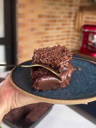 Bolo de brigadeiro gelado, você não vai resistir à cremosidade