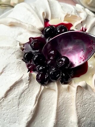 Pavlova de limão siciliano com blueberries, uma receita super fácil de preparar