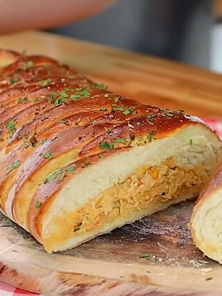 Pão recheado com frango cremoso é o lanche que a família vai amar