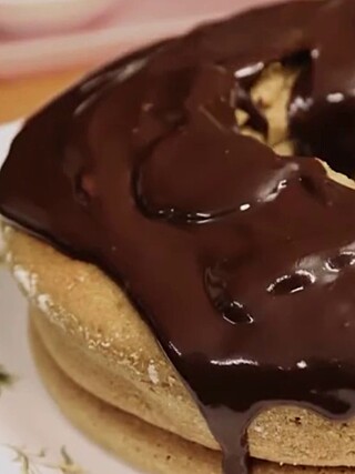 Receita muito fácil de bolo vegano de cenoura com calda de chocolate