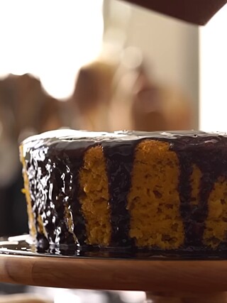 Bolo fofinho de cenoura com calda de chocolate que fará sucesso no lanche