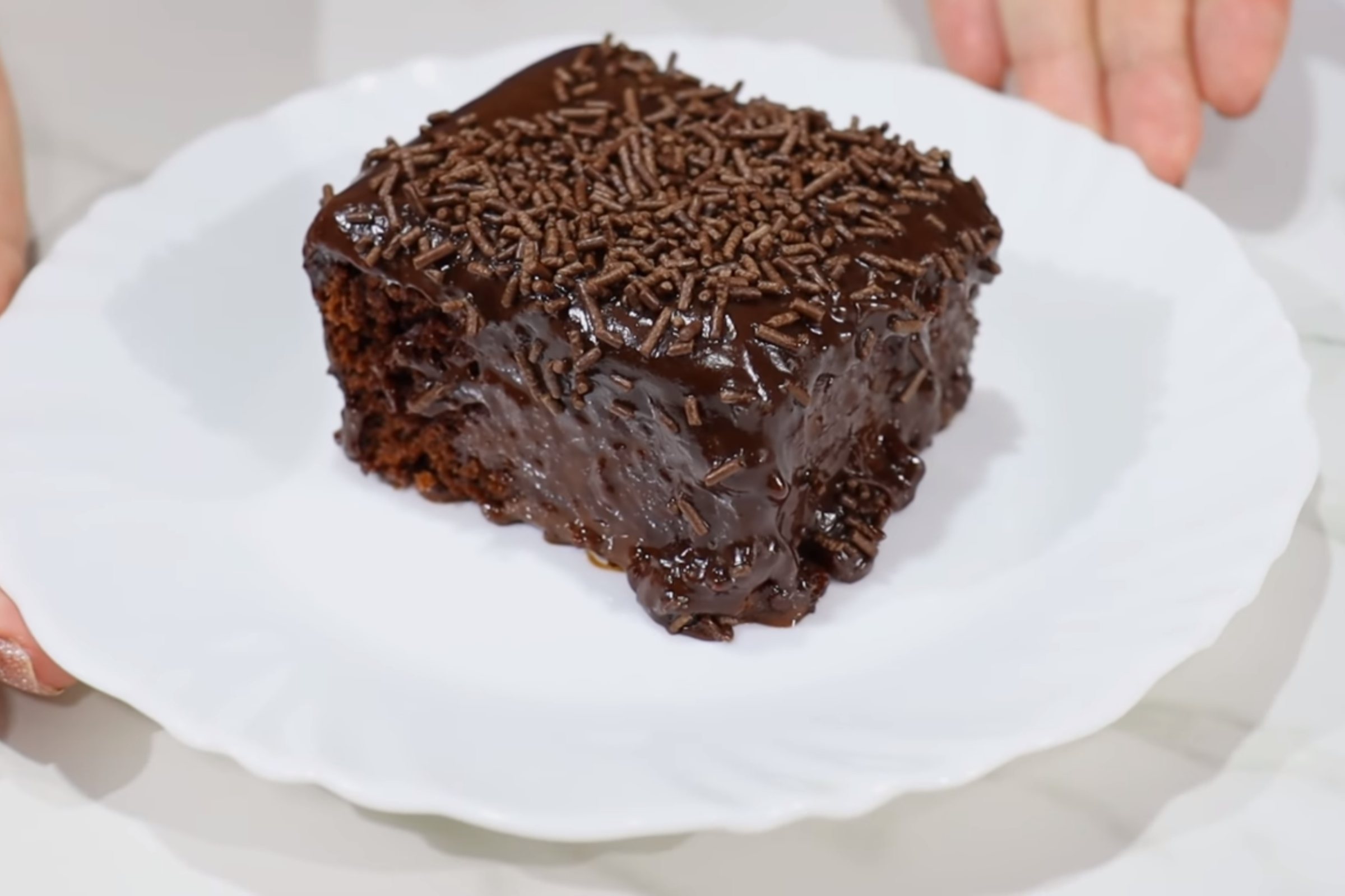 ESSE É O BOLO DE CHOCOLATE MAIS FÁCIL, DELICIOSO E MOLHADINHO 