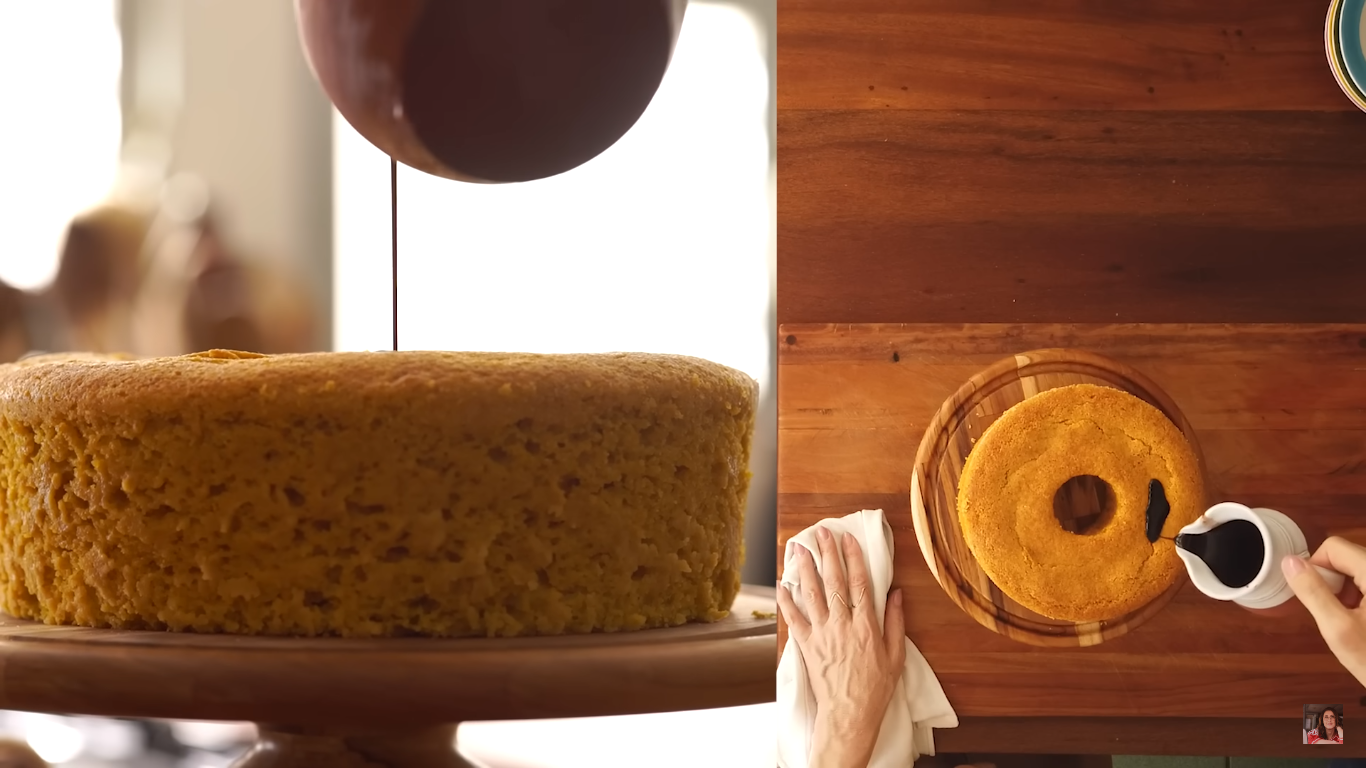 Bolo fofinho de cenoura com calda de chocolate que fará sucesso no lanche  da tarde